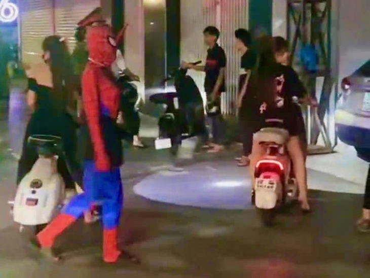 Hóa trang thành siêu nhân, người nhện 'đi bão', nhóm thiếu niên bị phạt 'thụt dầu' vì không đội mũ bảo hiểm - Ảnh 3.
