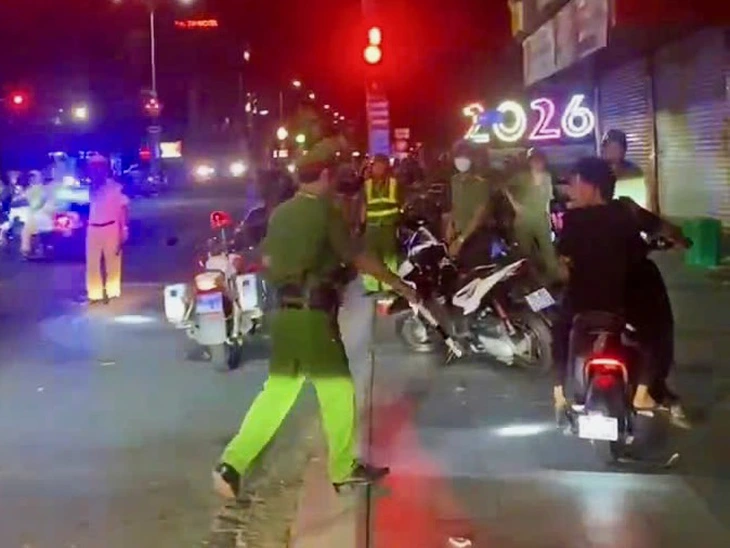 Hóa trang thành siêu nhân, người nhện 'đi bão', nhóm thiếu niên bị phạt 'thụt dầu' vì không đội mũ bảo hiểm - Ảnh 2.