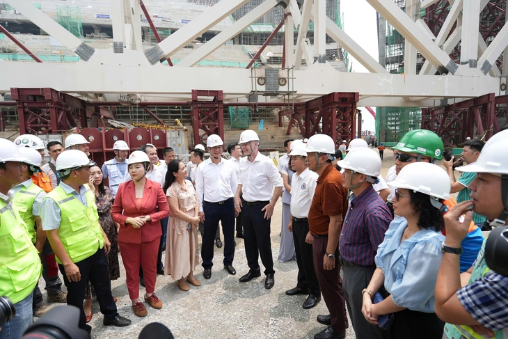 Chủ tịch FIFA thăm sân vận động 60.000 chỗ của PVF - Ảnh 2.