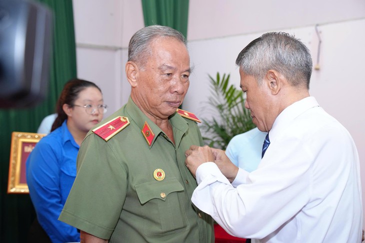 Lãnh đạo Thành ủy TP.HCM trao Huy hiệu Đảng đến đảng viên lão thành đợt 2-9 - Ảnh 6.