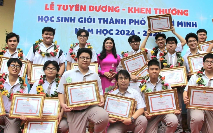Sở Giáo dục và Đào tạo TP.HCM có chánh văn phòng mới, bổ nhiệm nhiều cán bộ quản lý chủ chốt - Ảnh 2.