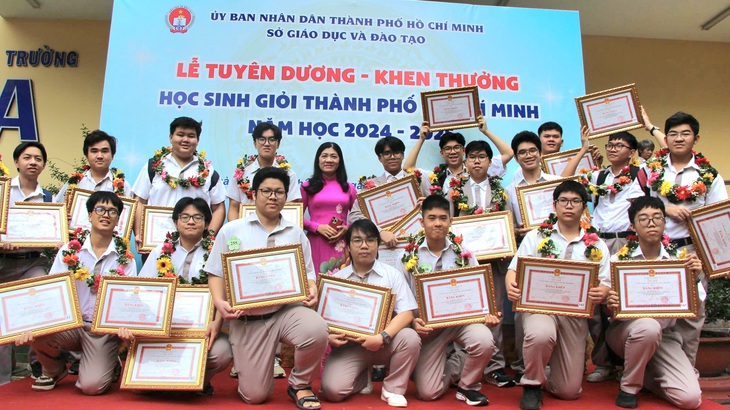 Hiệu trưởng Trường chuyên Lê Hồng Phong làm Trưởng Phòng giáo dục phổ thông TP.HCM - Ảnh 2.
