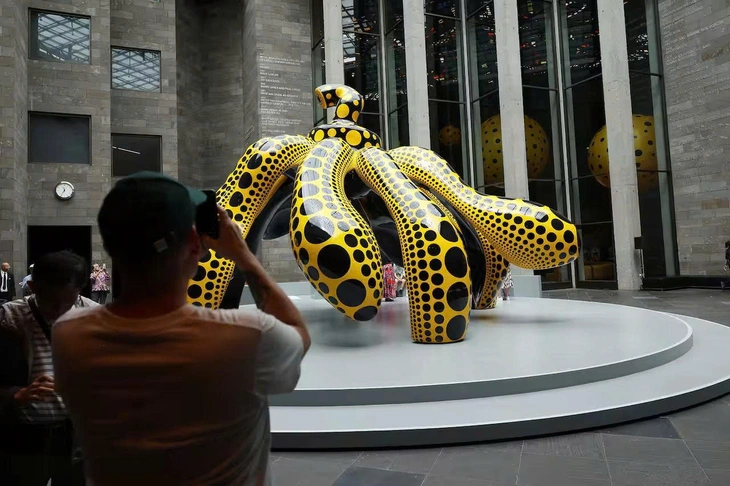 'Nữ hoàng chấm bi' Yayoi Kusama qua đời ở tuổi 97 - Ảnh 3.
