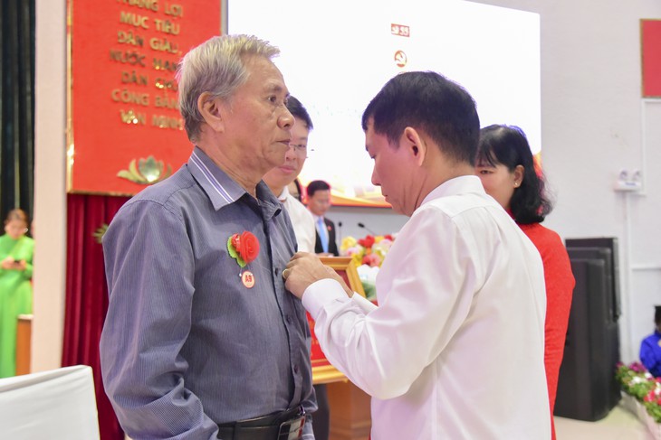 Lãnh đạo Thành ủy TP.HCM trao Huy hiệu Đảng đến đảng viên lão thành đợt 2-9 - Ảnh 6.