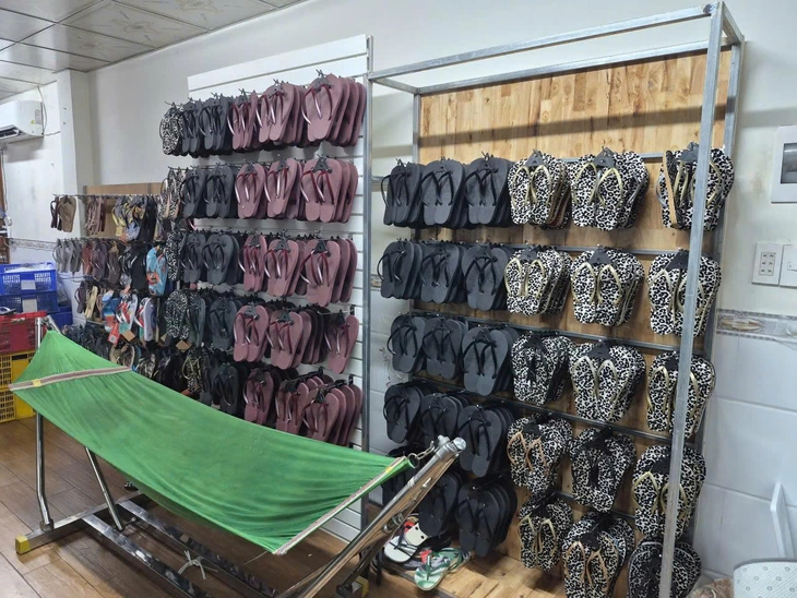 Khởi tố chủ hộ kinh doanh ‘Tiểu Vi House’ bán hơn 11.000 đôi dép Havaianas giả - Ảnh 4.