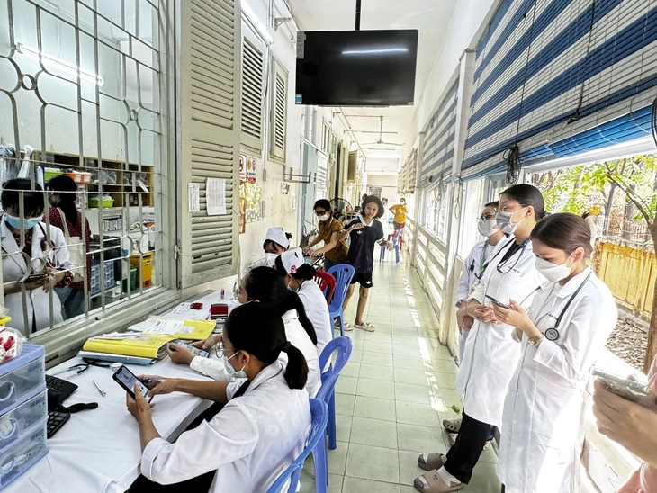 TP.HCM chi hơn 50 tỉ đồng mỗi năm hỗ trợ 400 bác sĩ nội trú - Ảnh 1.