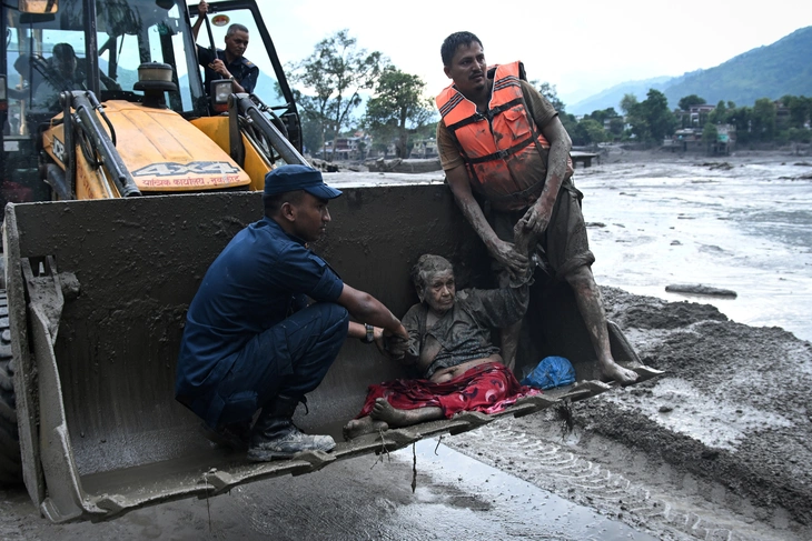 Lũ qu&eacute;t ở bi&ecirc;n giới Nepal - Trung Quốc như 'bom nổ', h&agrave;ng trăm người mất li&ecirc;n lạc với gia đ&igrave;nh - Ảnh 2.
