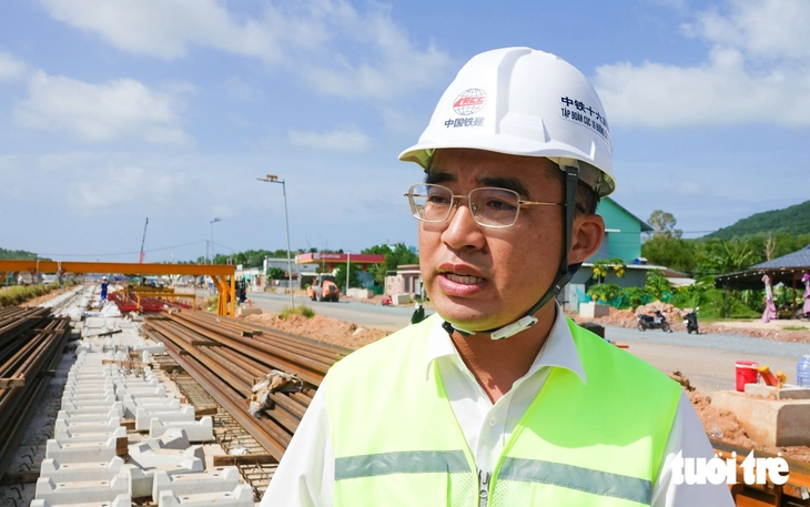 Cận cảnh lắp thử nghiệm đường ray Tuyến tàu điện đô thị hiện đại với khoảng 9.000 tỉ đồng ở Phú Quốc - Ảnh 1.