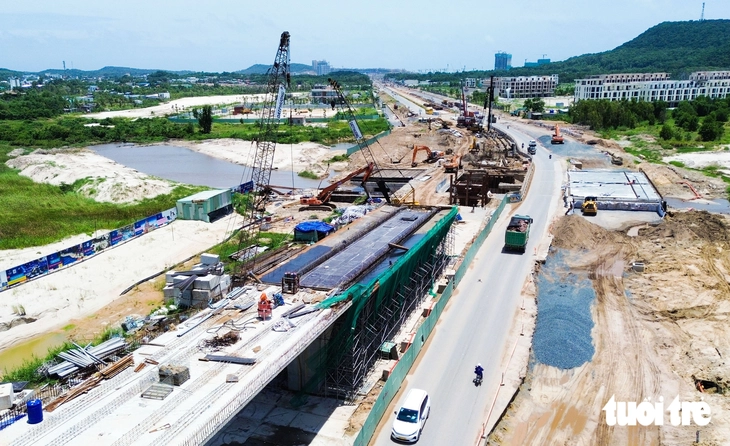 Cận cảnh lắp thử nghiệm đường ray Tuyến tàu điện đô thị hiện đại với khoảng 9.000 tỉ đồng ở Phú Quốc - Ảnh 6.