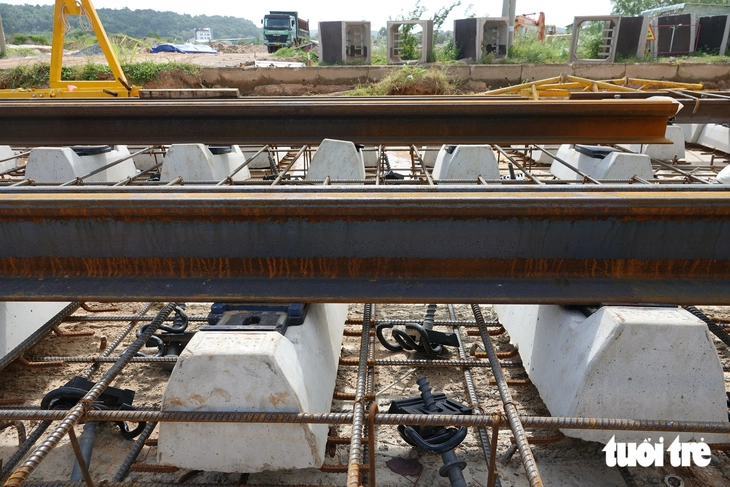 Cận cảnh lắp thử nghiệm đường ray Tuyến tàu điện đô thị hiện đại với khoảng 9.000 tỉ đồng ở Phú Quốc - Ảnh 3.