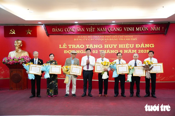 Lãnh đạo Thành ủy TP.HCM trao Huy hiệu Đảng đến đảng viên lão thành đợt 2-9 - Ảnh 1.
