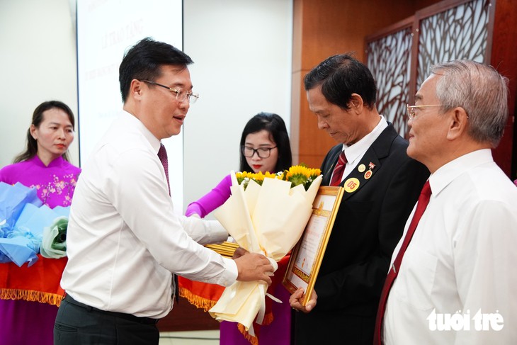 Lãnh đạo Thành ủy TP.HCM trao Huy hiệu Đảng đến đảng viên lão thành đợt 2-9 - Ảnh 2.