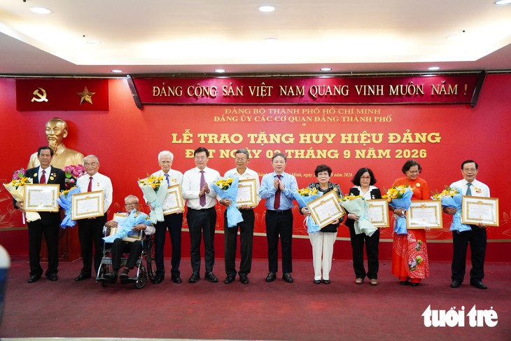 Lãnh đạo Thành ủy TP.HCM trao Huy hiệu Đảng đến đảng viên lão thành đợt 2-9 - Ảnh 3.