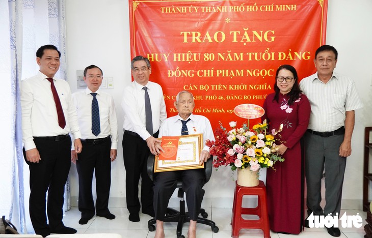 Lãnh đạo Thành ủy TP.HCM trao Huy hiệu Đảng đến đảng viên lão thành đợt 2-9 - Ảnh 4.