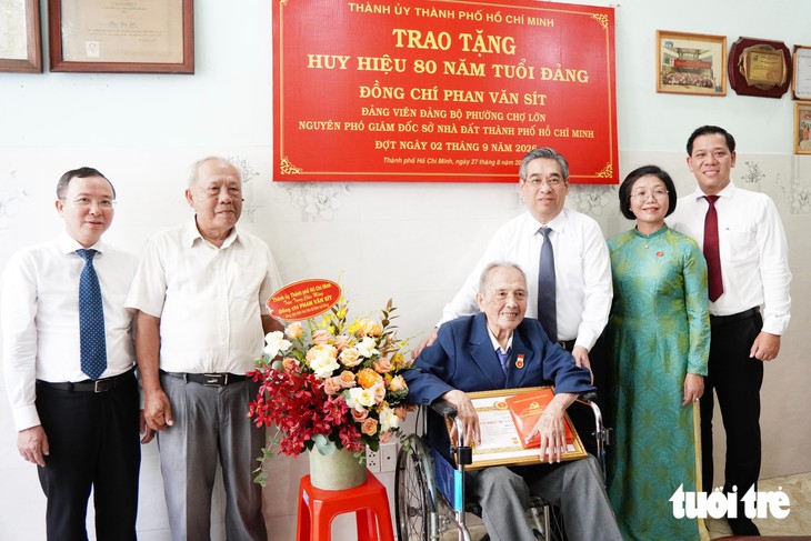 Lãnh đạo Thành ủy TP.HCM trao Huy hiệu Đảng đến đảng viên lão thành đợt 2-9 - Ảnh 5.