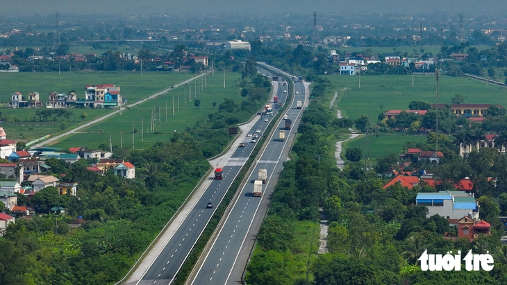 Ngày đầu CSGT xử lý loạt tài xế không giữ khoảng cách an toàn trên cao tốc - Ảnh 1.