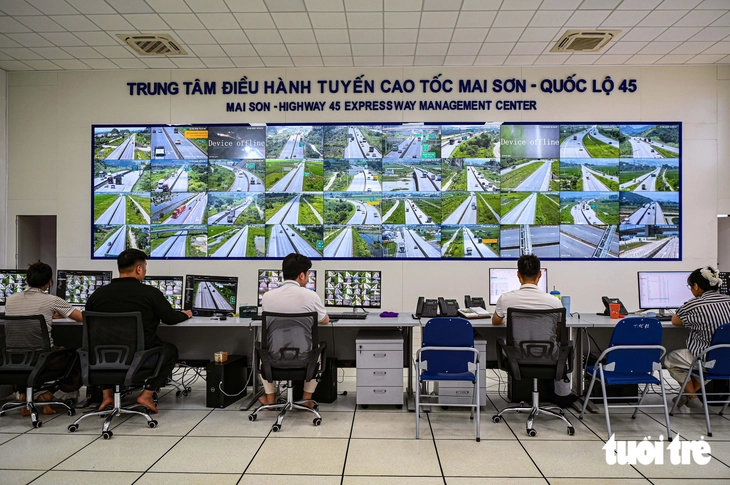 Ngày đầu CSGT xử lý loạt tài xế không giữ khoảng cách an toàn trên cao tốc - Ảnh 2.