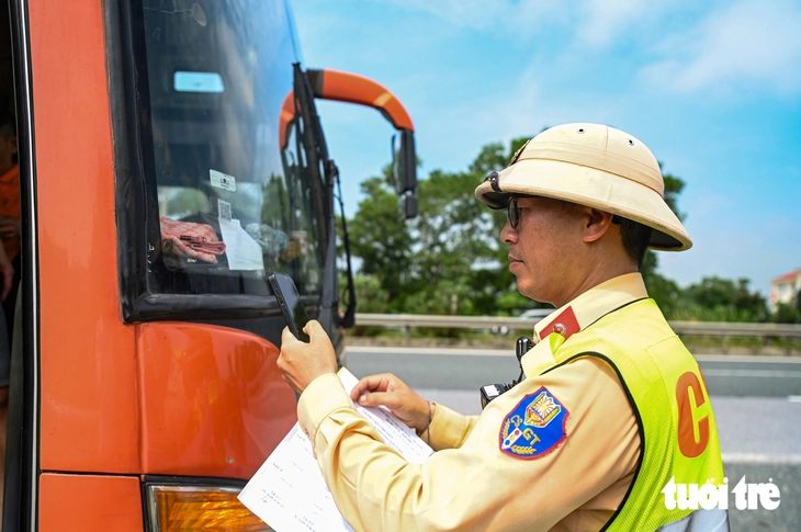 Ngày đầu CSGT xử lý loạt tài xế không giữ khoảng cách an toàn trên cao tốc - Ảnh 10.