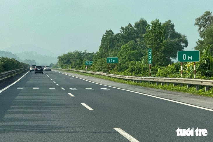 Ngày đầu CSGT xử lý loạt tài xế không giữ khoảng cách an toàn trên cao tốc - Ảnh 11.