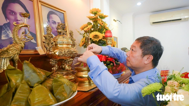 Trưởng Ban Tuyên giáo Thành ủy TP.HCM Dương Anh Đức dâng hương tưởng niệm nhà cách mạng Nguyễn Thị Minh Khai - Ảnh 1.
