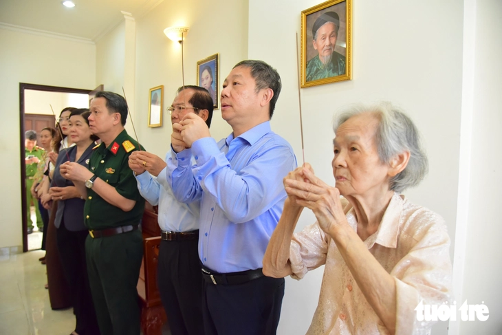 Trưởng Ban Tuyên giáo Thành ủy TP.HCM Dương Anh Đức dâng hương tưởng niệm nhà cách mạng Nguyễn Thị Minh Khai - Ảnh 2.
