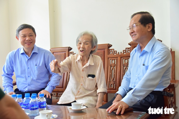 Trưởng Ban Tuyên giáo Thành ủy TP.HCM Dương Anh Đức dâng hương tưởng niệm nhà cách mạng Nguyễn Thị Minh Khai - Ảnh 3.