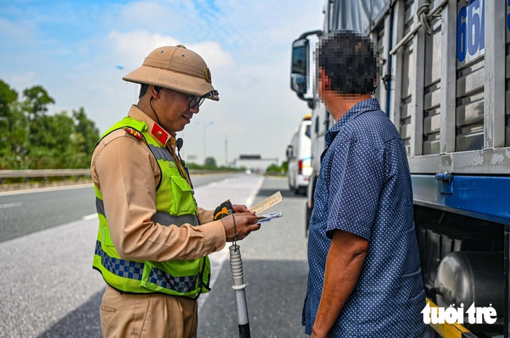 Ngày đầu CSGT xử lý loạt tài xế không giữ khoảng cách an toàn trên cao tốc - Ảnh 9.