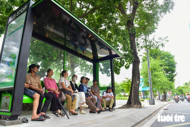 TP.HCM lắp mảng xanh giúp người dân mát mẻ khi đợi xe buýt, chỉnh trang trạm dừng tăng mỹ quan đô thị - Ảnh 7.