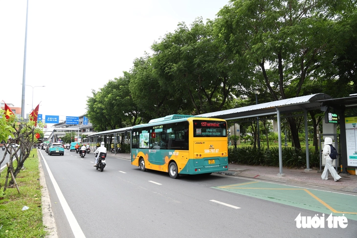 TP.HCM lắp mảng xanh giúp người dân mát mẻ khi đợi xe buýt, chỉnh trang trạm dừng tăng mỹ quan đô thị - Ảnh 8.