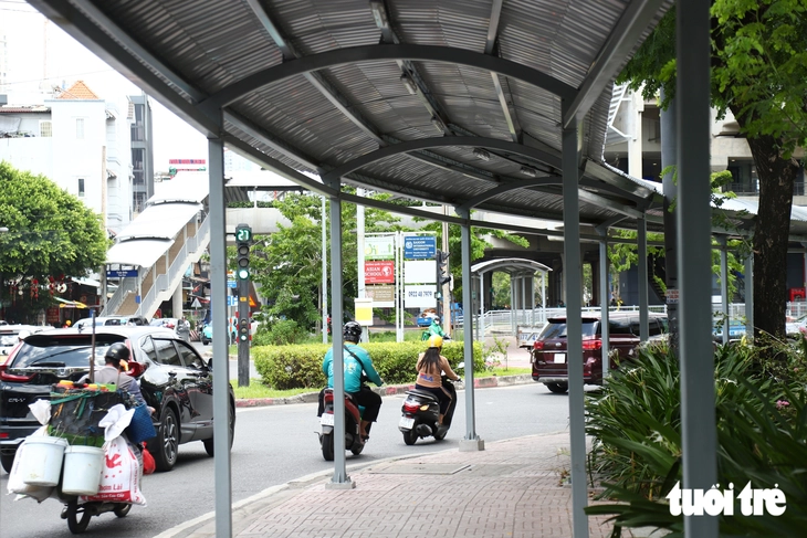 TP.HCM lắp mảng xanh giúp người dân mát mẻ khi đợi xe buýt, chỉnh trang trạm dừng tăng mỹ quan đô thị - Ảnh 9.