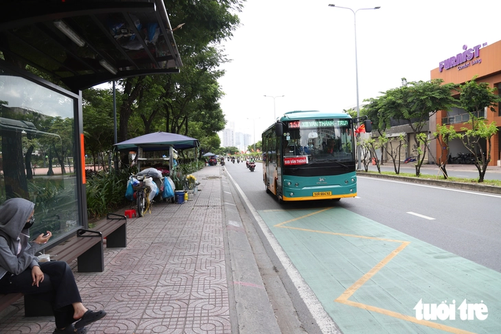 TP.HCM lắp mảng xanh giúp người dân mát mẻ khi đợi xe buýt, chỉnh trang trạm dừng tăng mỹ quan đô thị - Ảnh 11.