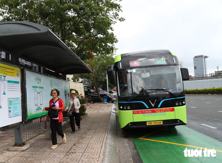 TP.HCM lắp mảng xanh giúp người dân mát mẻ khi đợi xe buýt, chỉnh trang trạm dừng tăng mỹ quan đô thị - Ảnh 12.