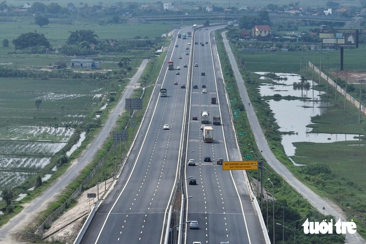 Ngày đầu CSGT xử lý loạt tài xế không giữ khoảng cách an toàn trên cao tốc - Ảnh 12.