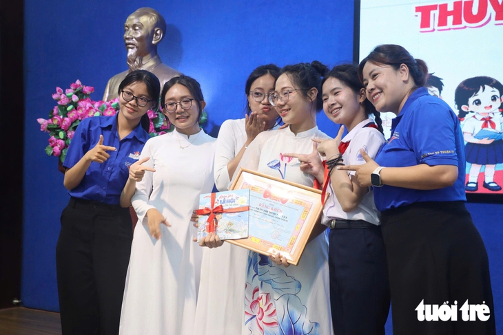 Thiếu nhi TP Bác tự tin thuyết minh, xem kịch 'đã mắt, quá vui' trước năm học mới - Ảnh 5.