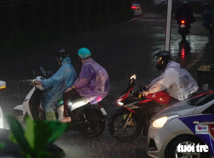 Mưa lớn giờ tan tầm, nhiều tuyến đường tại Hà Nội úng ngập, giao thông ùn tắc - Ảnh 11.