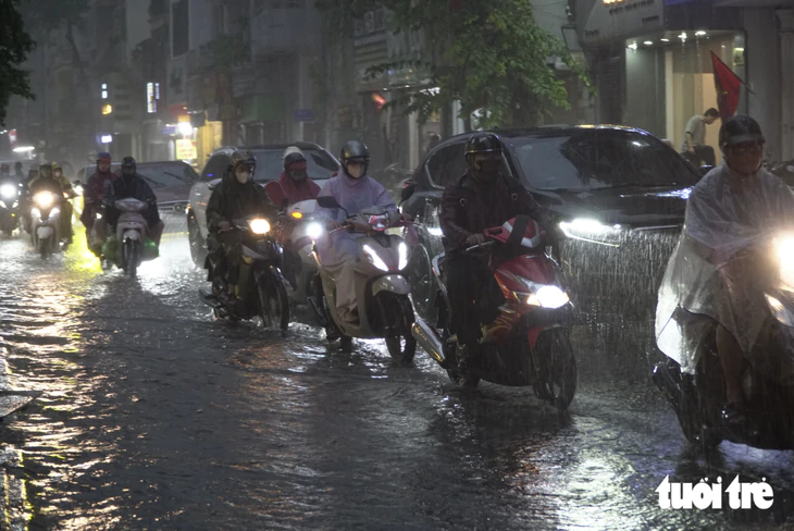Mưa lớn giờ tan tầm, nhiều tuyến đường tại Hà Nội úng ngập, giao thông ùn tắc - Ảnh 13.