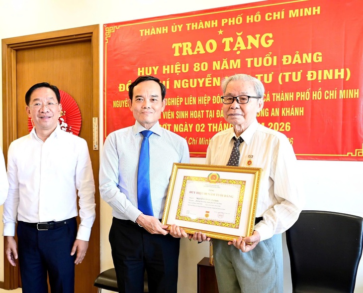 Bí thư Thành ủy TP.HCM Trần Lưu Quang trao Huy hiệu 80 năm tuổi Đảng đến 2 đảng viên cao niên  - Ảnh 2.