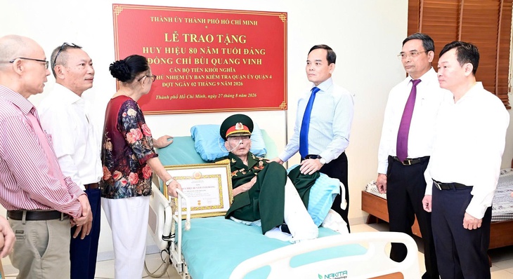 Bí thư Thành ủy TP.HCM Trần Lưu Quang trao Huy hiệu 80 năm tuổi Đảng đến 2 đảng viên cao niên  - Ảnh 1.
