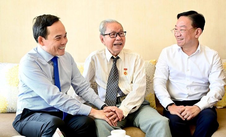Bí thư Thành ủy TP.HCM Trần Lưu Quang trao Huy hiệu 80 năm tuổi Đảng đến 2 đảng viên cao niên  - Ảnh 3.