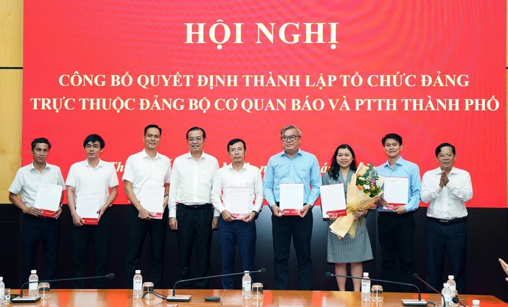 Trao quyết định thành lập và nhân sự Đảng bộ bộ phận Báo điện tử Tuổi Trẻ - Ảnh 1.