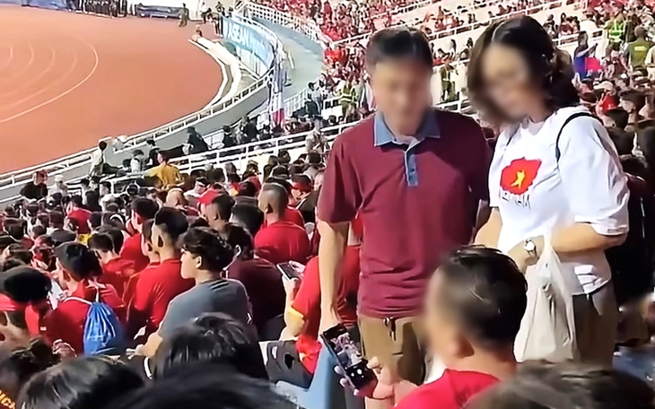Hoàng Hên, Patrik Lê Giang, Xuân Son khoe ảnh nâng cúp: 'Yêu Việt Nam' - Ảnh 3.
