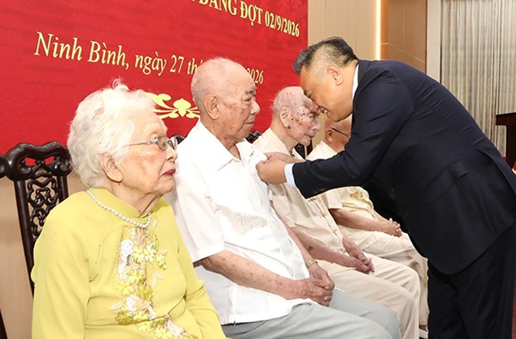 Chủ nhiệm Ủy ban Kiểm tra Trung ương trao Huy hiệu 80 năm tuổi Đảng cho đảng viên lão thành tại Ninh Bình - Ảnh 2.