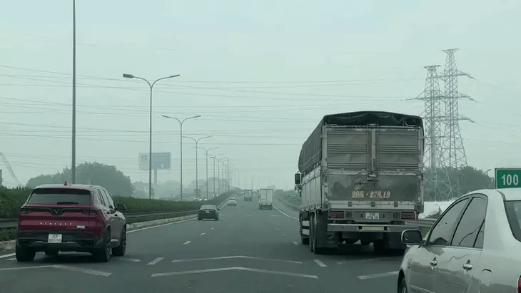 Đang giữ khoảng cách an toàn, xe khác chen ngang 'điền vào chỗ trống', tài xế có bị phạt? - Ảnh 1.