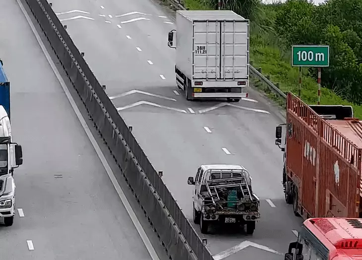 Ngày đầu CSGT xử lý loạt tài xế không giữ khoảng cách an toàn trên cao tốc - Ảnh 7.