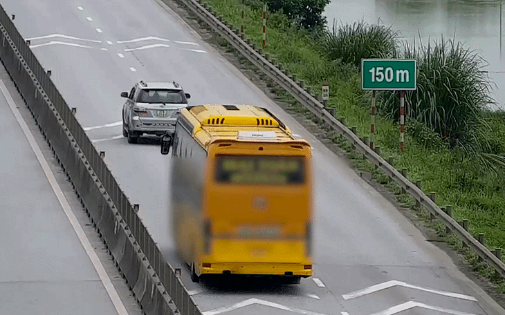 Lắp đặt biển báo, vạch kẻ xác định khoảng cách an toàn trên cao tốc từ Khánh Hòa đến Quảng Ngãi - Ảnh 3.