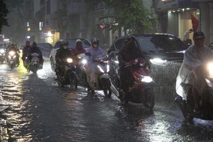 Mưa lớn giờ tan tầm, nhiều tuyến đường tại Hà Nội úng ngập, giao thông ùn tắc - Ảnh 11.