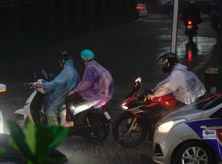 Mưa lớn giờ tan tầm, nhiều tuyến đường tại Hà Nội úng ngập, giao thông ùn tắc - Ảnh 9.