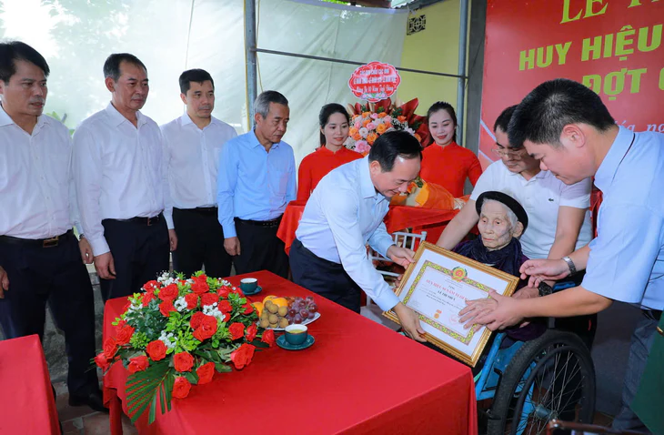 Trưởng Ban Tuyên giáo Trung ương Trịnh Văn Quyết trao tặng Huy hiệu 80 năm tuổi Đảng cho 3 đảng viên lão thành tại Thanh Hóa - Ảnh 2.