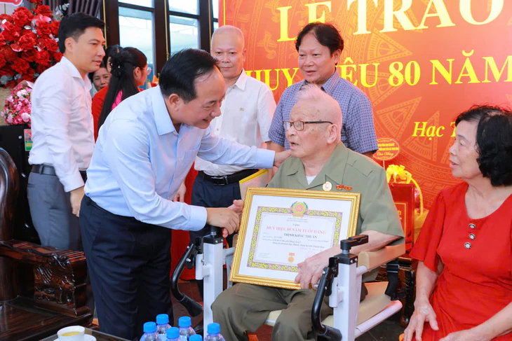 Trưởng Ban Tuyên giáo Trung ương Trịnh Văn Quyết trao tặng Huy hiệu 80 năm tuổi Đảng cho 3 đảng viên lão thành tại Thanh Hóa - Ảnh 1.