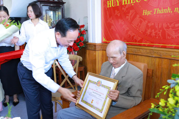 Trưởng Ban Tuyên giáo Trung ương Trịnh Văn Quyết trao tặng Huy hiệu 80 năm tuổi Đảng cho 3 đảng viên lão thành tại Thanh Hóa - Ảnh 3.
